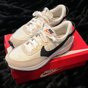 Women’s Nike waffle debut size 6.5